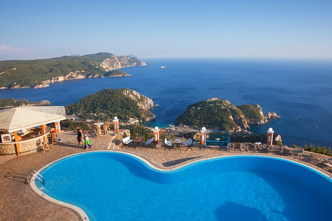Blick vom Pool des Golden Fox Hotel über die Bucht von Paleokastritsa, Insel Korfu, Ionische Inseln, Griechenland