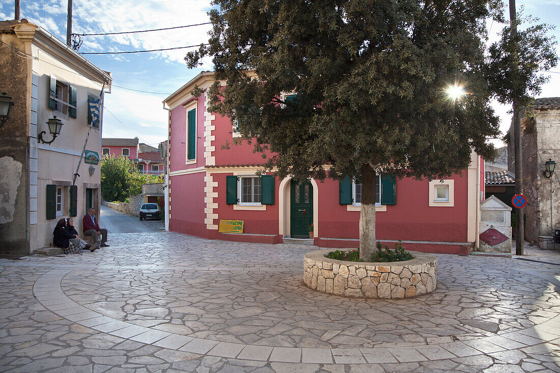 Häuser am Dorfplatz von Krini, Insel Korfu, Ionische Inseln, Griechenland