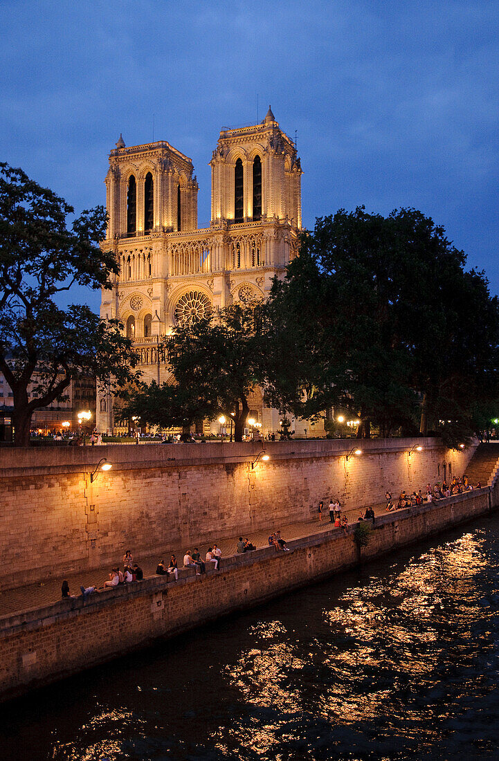 Notre Dame in the evening, Paris, France, Europe