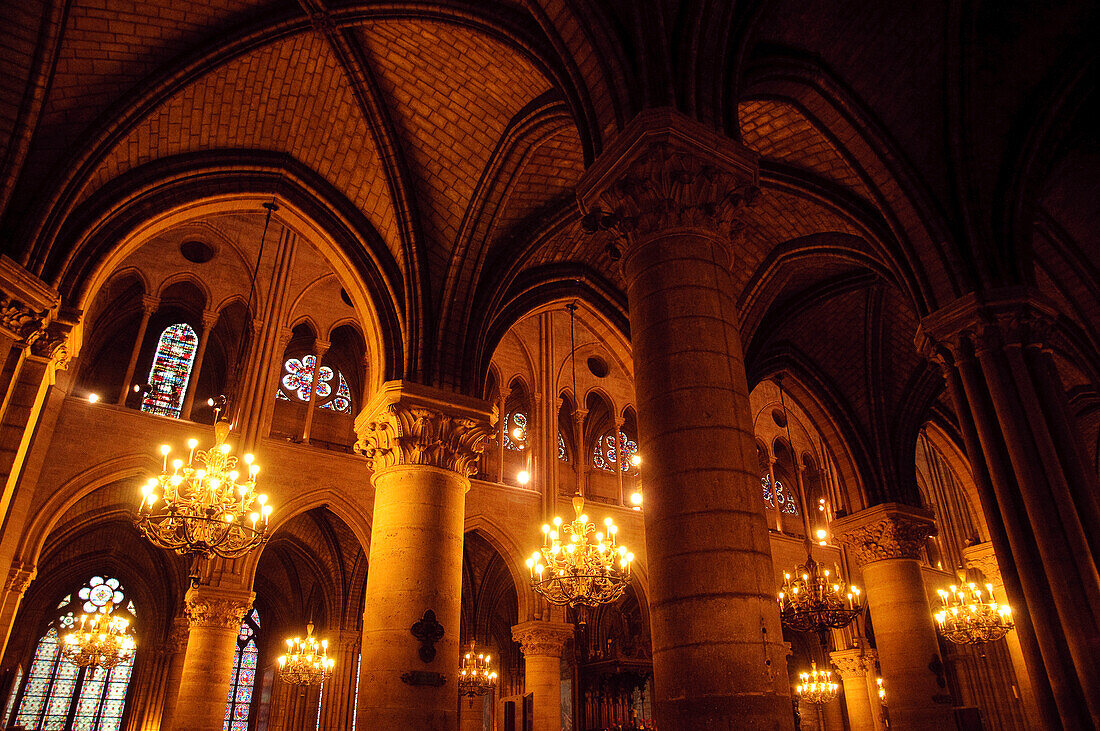 Beleuchtete Innenansicht von Notre Dame, Paris, Frankreich, Europa
