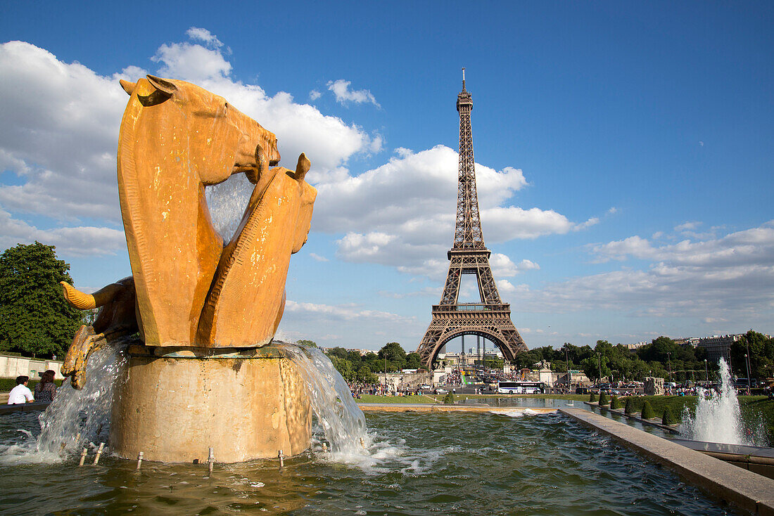 Skulpturen am Place du Trocadero, Eiffelturm im Hintergrund, Paris, Frankreich, Europa