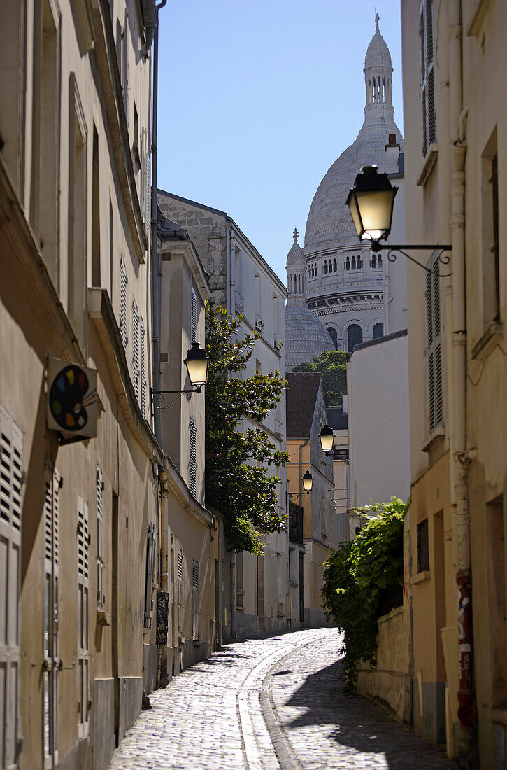 Gasse mit Blick auf Sacre-Coeur, Paris, Frankreich, Europa