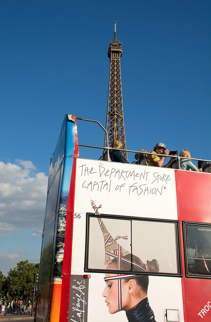 Sightseeing Bus am Eiffelturm, Paris, Frankreich, Europa