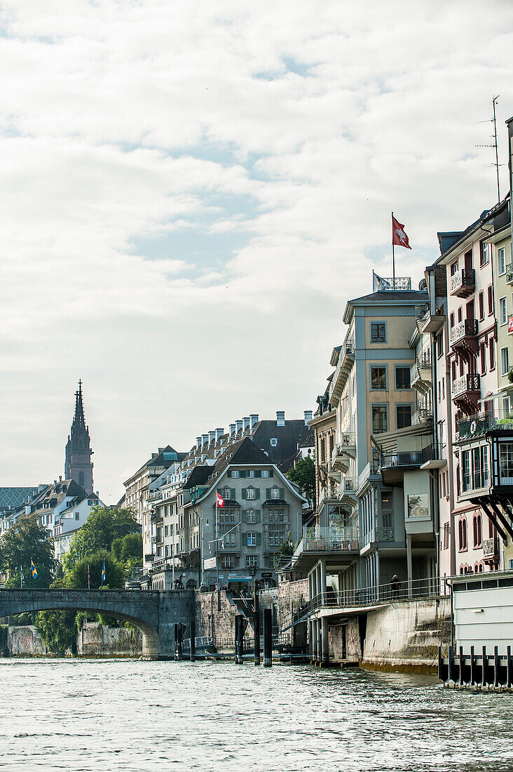 Blick über Rhein mit Mittlere Brücke auf Hotel Les Trois Rois, Basel, Kanton Basel-Stadt, Schweiz