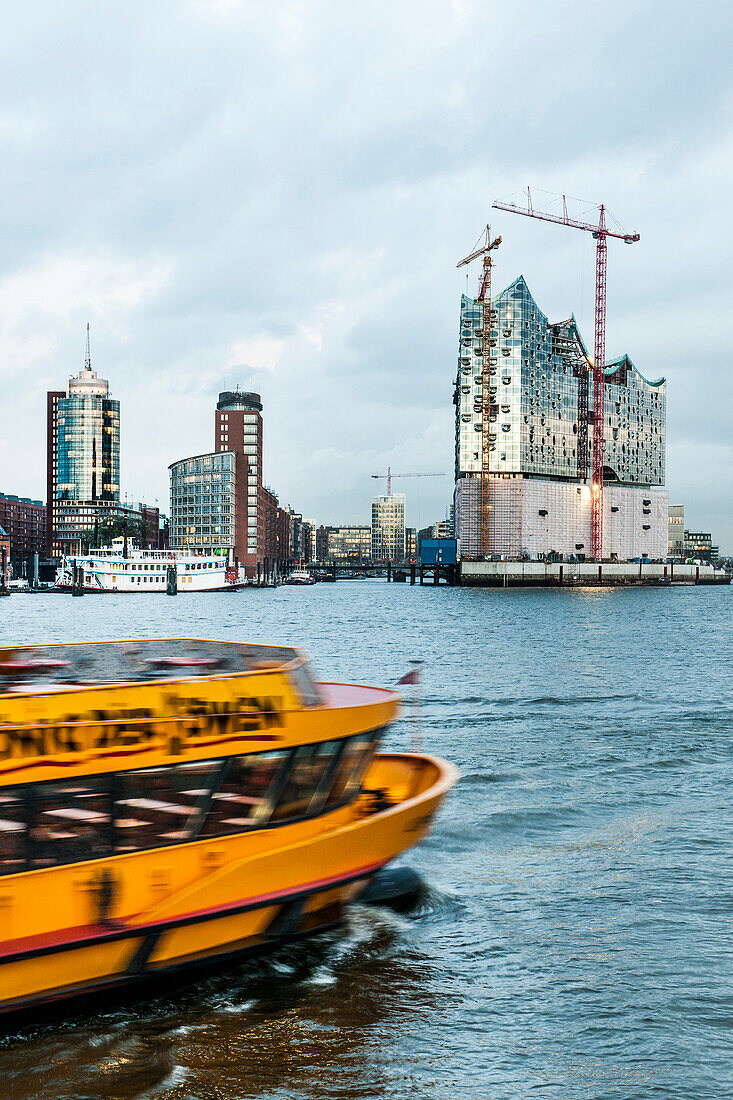View over river Elbe to Hafencity with Elbe Philharmonic Hall, Hamburg, Germany