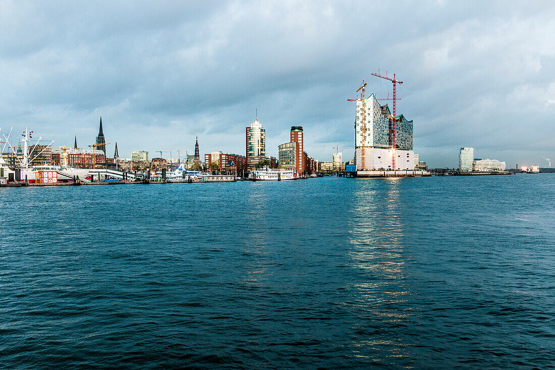 Blick über Elbe auf Landungsbrücken und Elbphilharmonie, Hamburg, Deutschland