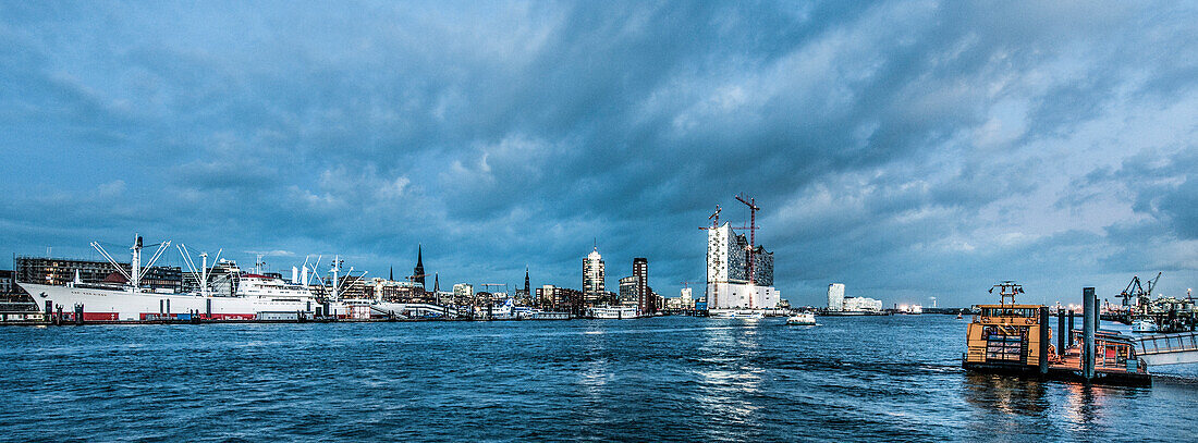 Blick über Elbe auf Cap San Diego und Elbphilharmonie, Hamburg, Deutschland
