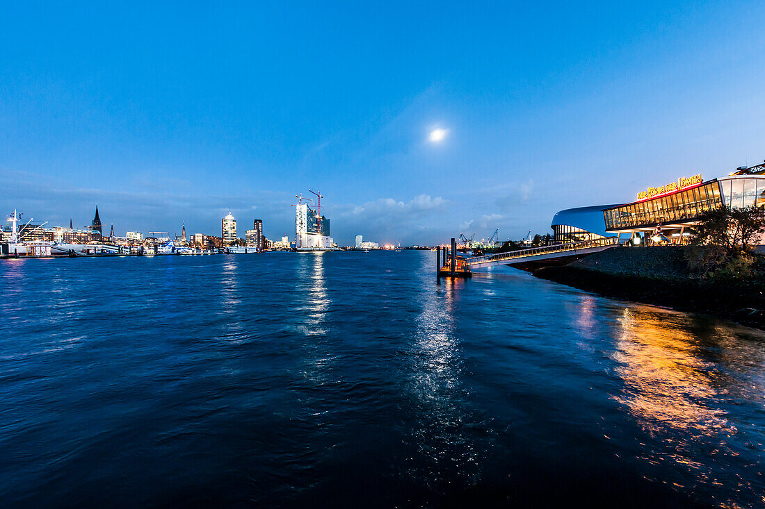 Blick auf HafenCity mit Elbphilharmonie am Abend, Hamburg, Deutschland