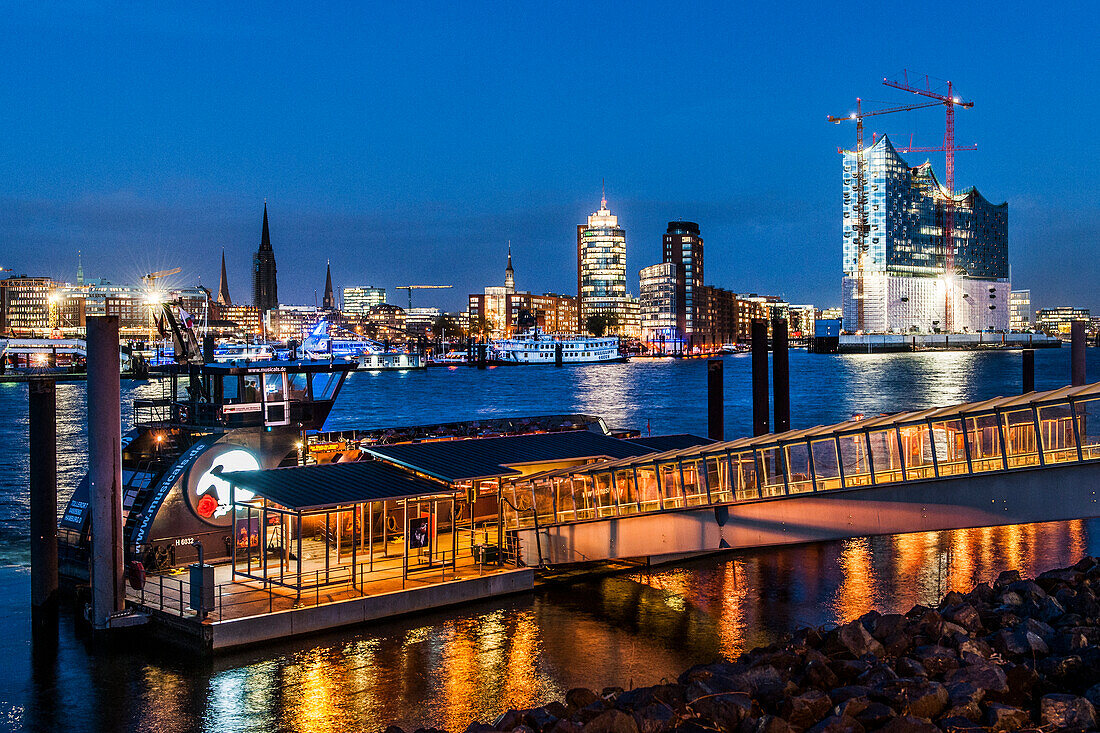 Blick über Musicalhaus Anleger auf Elbphilharmonie am Abend, Hamburg, Deutschland