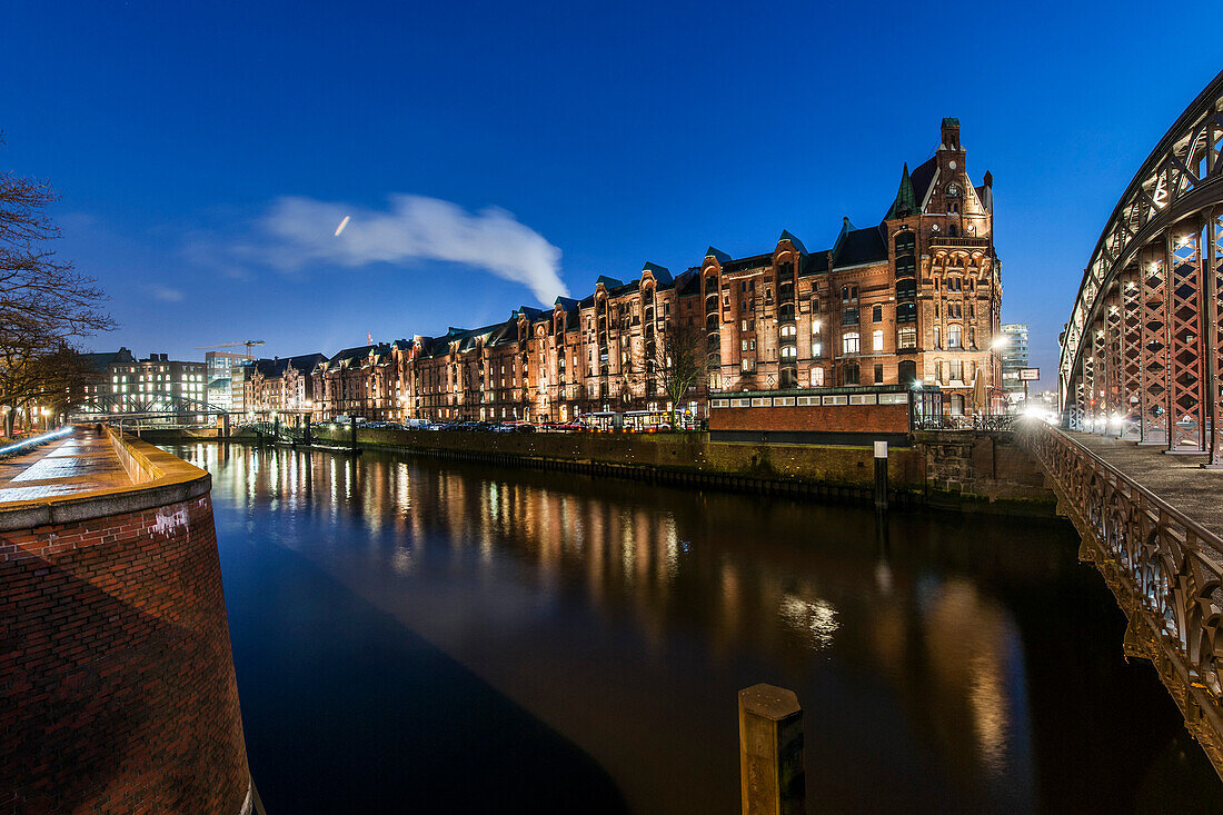 Blick auf die Speicherstadt in der Abenddämmerung, Hamburg, Deutschland