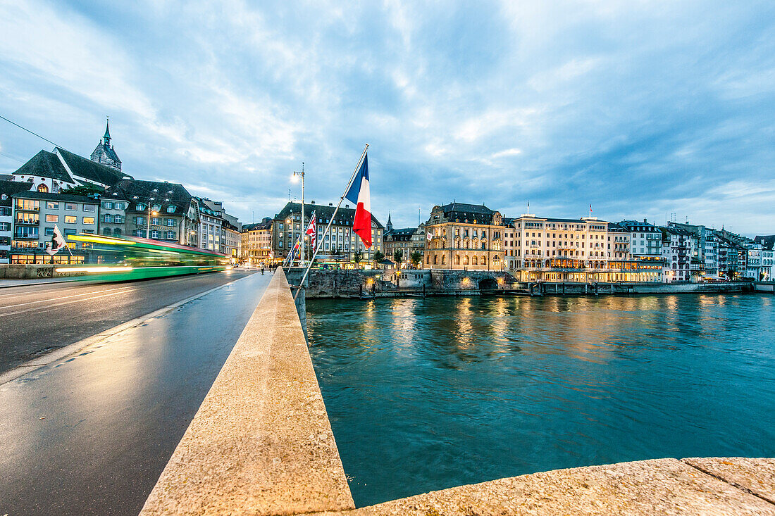 Blick über Rhein mit Mittlere Brücke auf Hotel Les Trois Rois in der Abenddämmerung, Basel, Kanton Basel-Stadt, Schweiz