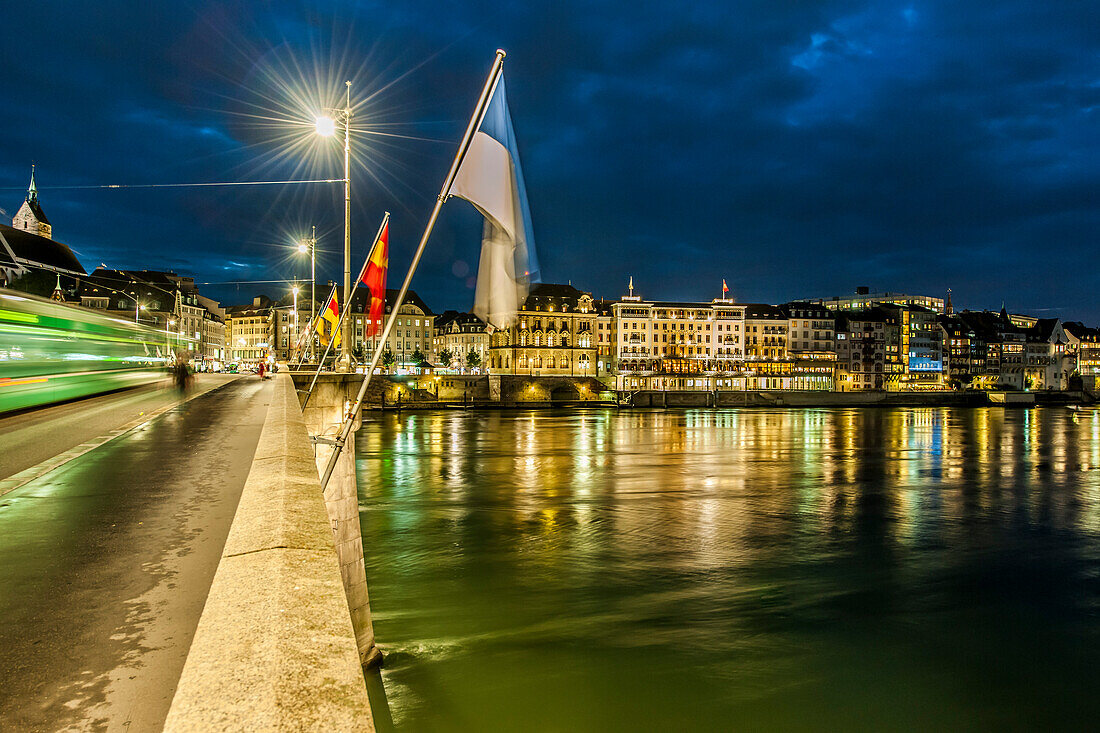 Mittlere Brücke über Rhein mit Hotel Les Trois Rois im Hintergrund, Basel, Kanton Basel-Stadt, Schweiz
