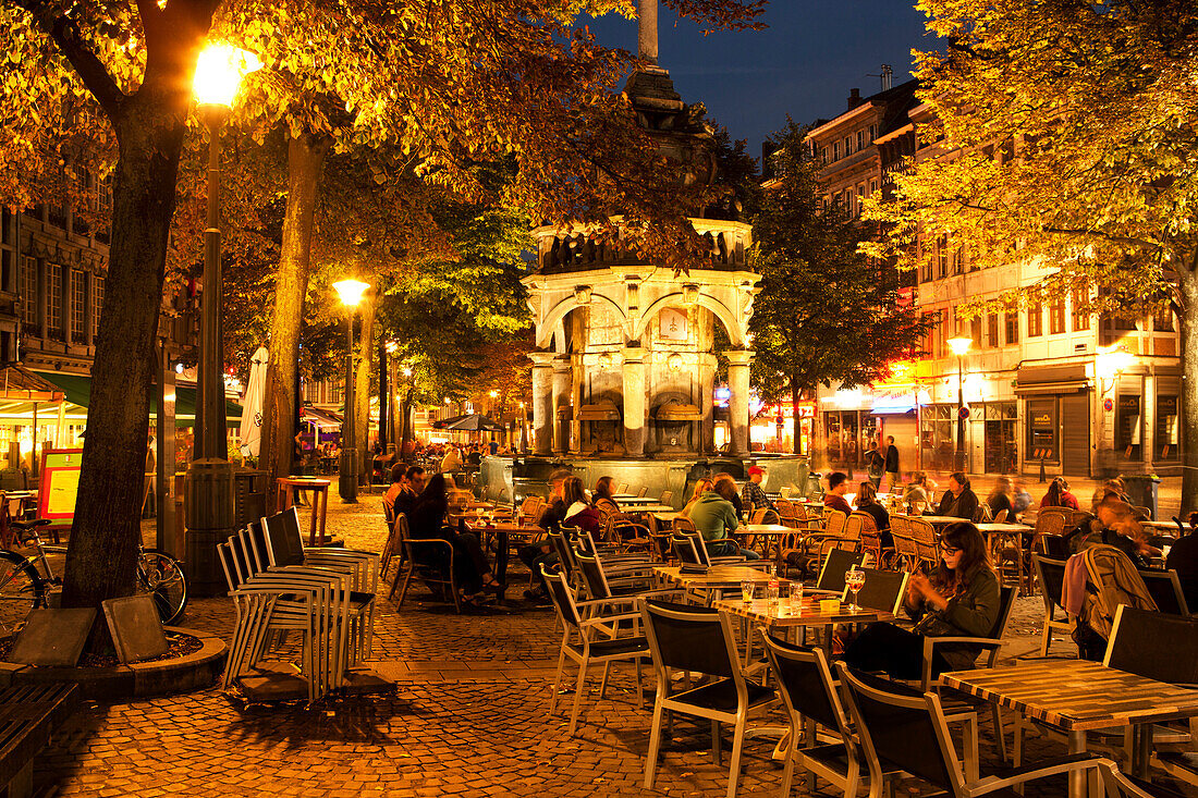 Pavement cafes in Place du Marchee, Le Perron in background, Liege, Wallonia, Belgium