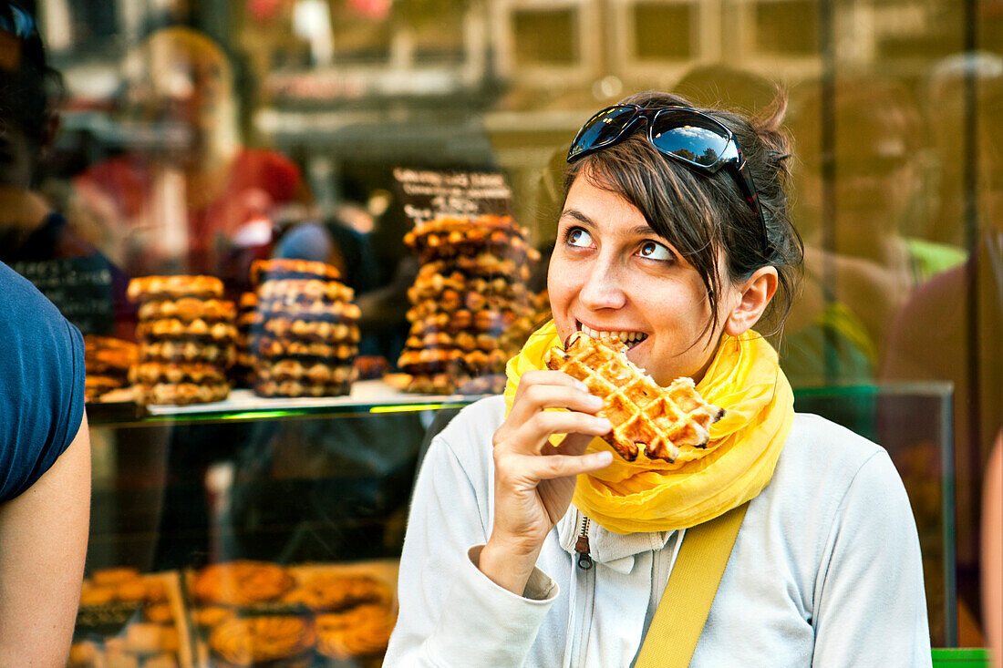 Frau isst eine Belgische Waffel, Lüttich, Wallonien, Belgien