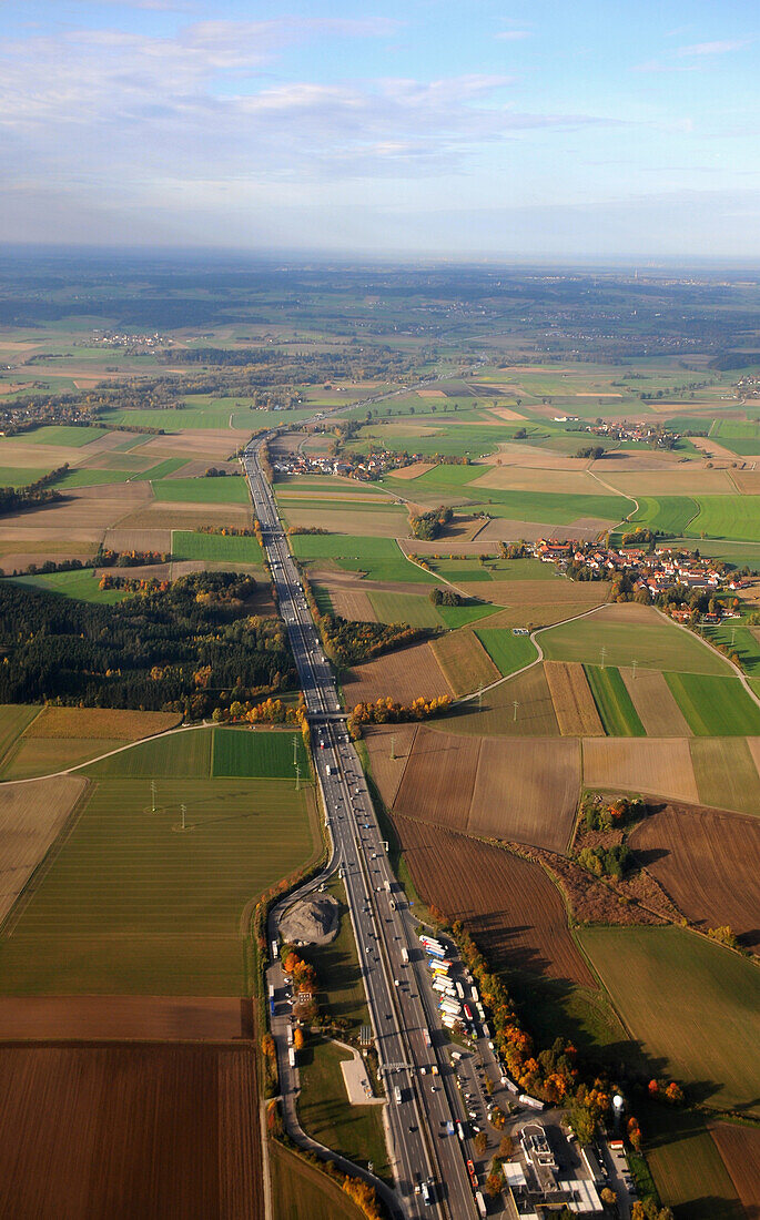 Blick vom Flugzeug, Autobahn A9, München, Bayern, Deutschland