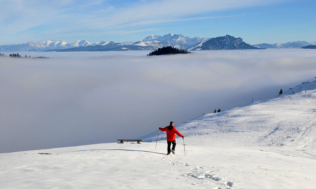 am Wandberg über Kaiserwinkl mit Loferer Steinbergen, Winter in Tirol, Österreich