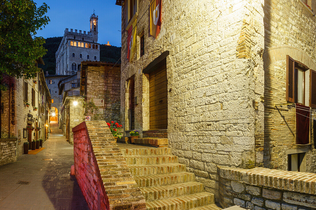 Via A. Piccardi, Treppe und Gasse mit Palazzo dei Consoli, Rathaus im Hintergrund, Altstadt von Gubbio, Franziskus von Assisi, Via Francigena di San Francesco, Franziskusweg, Gubbio, Provinz Perugia, Umbrien, Italien, Europa