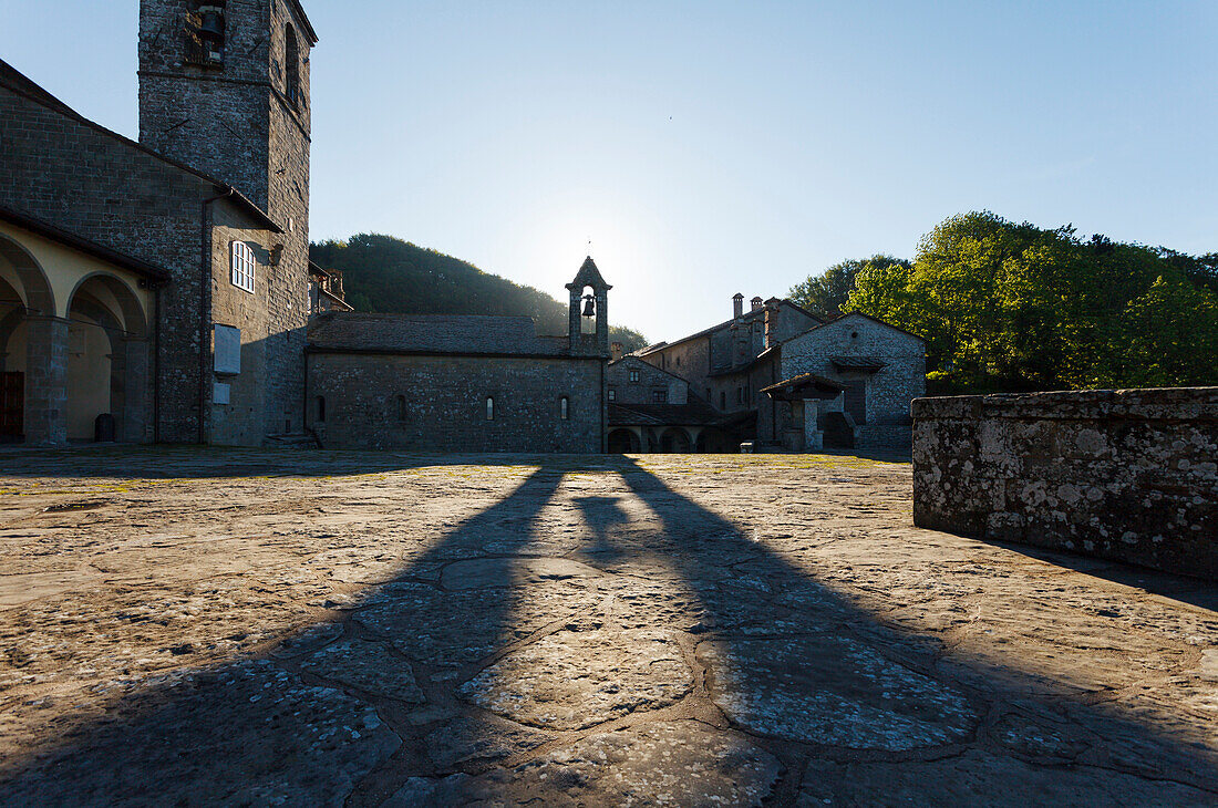 Santa Maria degli Angeli, Kirche, Glockenturm, Schatten, La Verna, Franziskanerkloster, Kloster, Monte Penna, Franz von Assisi, Via Francigena di San Francesco, Franziskusweg, bei Chiusi della Verna, Provinz Arezzo, Toskana, Italien, Europa