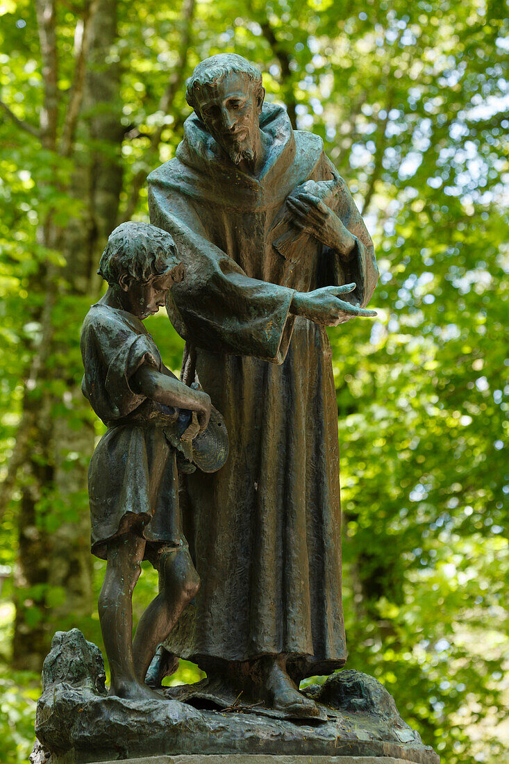 Skulptur des Franz von Assisi, Eingang von La Verna, Franziskanerkloster, Monte Penna, Franziskus von Assisi, Via Francigena di San Francesco, Franziskusweg, bei Chiusi della Verna, Provinz Arezzo, Toskana, Italien, Europa