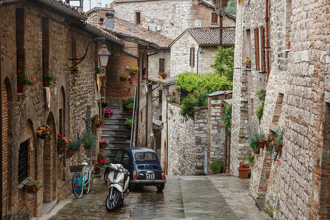 Gasse mit Fiat 500, Altstadt von Gubbio, Gubbio, Franziskus von Assisi, Via Francigena di San Francesco, Franziskusweg, Gubbio, Provinz Perugia, Umbrien, Italien, Europa