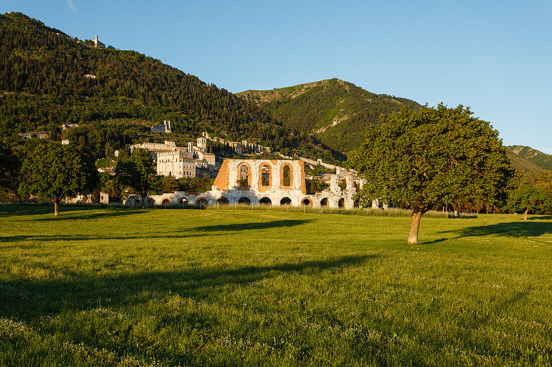 Monte Ingino mit Teatro Romano, Römisches Theater, Palazzo dei Consoli Rathaus, Franziskus von Assisi, Via Francigena di San Francesco, Franziskusweg, Gubbio, Provinz Perugia, Umbrien, Italien, Europa