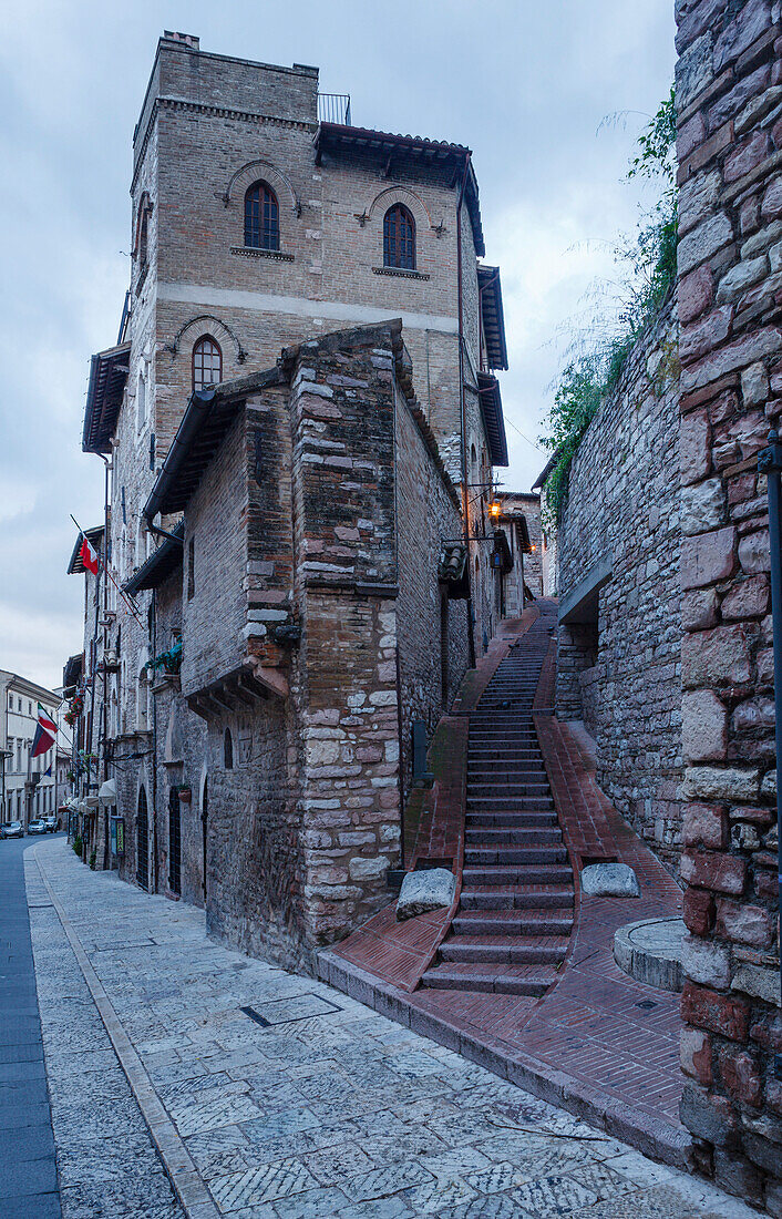 Treppe in einer Gasse von der Via de San Francesco, Assisi, UNESCO Weltkulturerbe, Franziskus von Assisi, Via Francigena di San Francesco, Franziskusweg, Assisi, Provinz Perugia, Umbrien, Italien, Europa