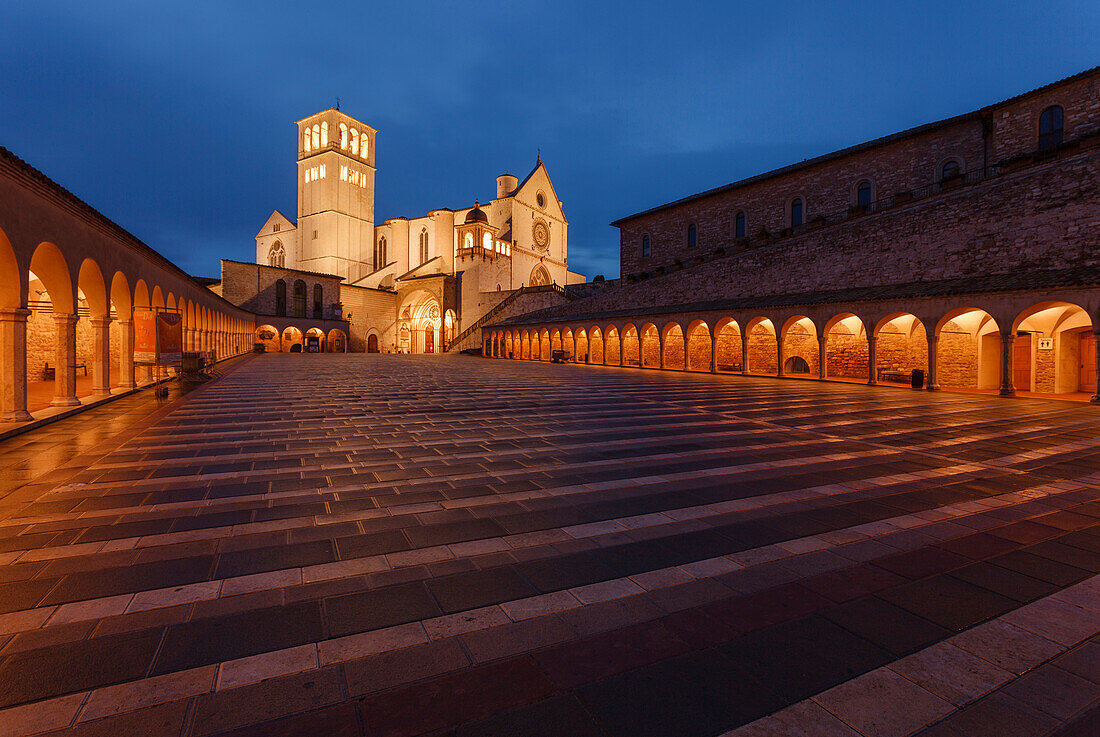 Arkaden, Aufgang zur Basilika San Francesco, Assisi, UNESCO Weltkulturerbe, Franziskus von Assisi, Via Francigena di San Francesco, Franziskusweg, Assisi, Provinz Perugia, Umbrien, Italien, Europa