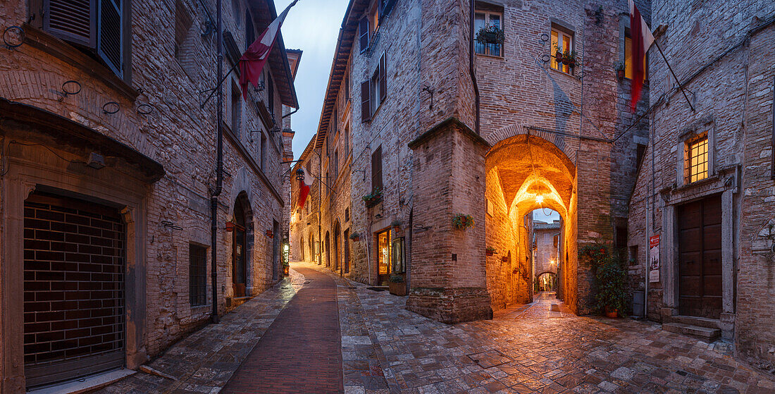 Via de San Rufino, Gasse in Assisi bei Nacht, UNESCO Weltkulturerbe, Franziskus von Assisi, Via Francigena di San Francesco, Franziskusweg, Provinz Perugia, Umbrien, Italien, Europa