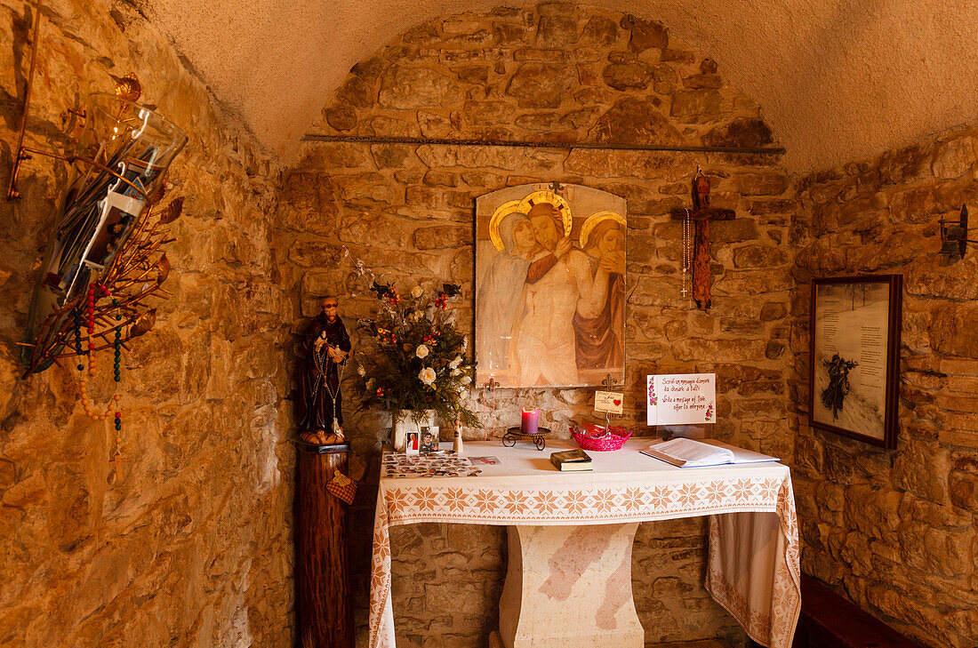 Altar in der Kapelle, Eremo delle Carceri, Einsiedelei oberhalb von Assisi, Monte Subasio, Franziskus von Assisi, Via Francigena di San Francesco, Franziskusweg, Assisi, Provinz Perugia, Umbrien, Italien, Europa