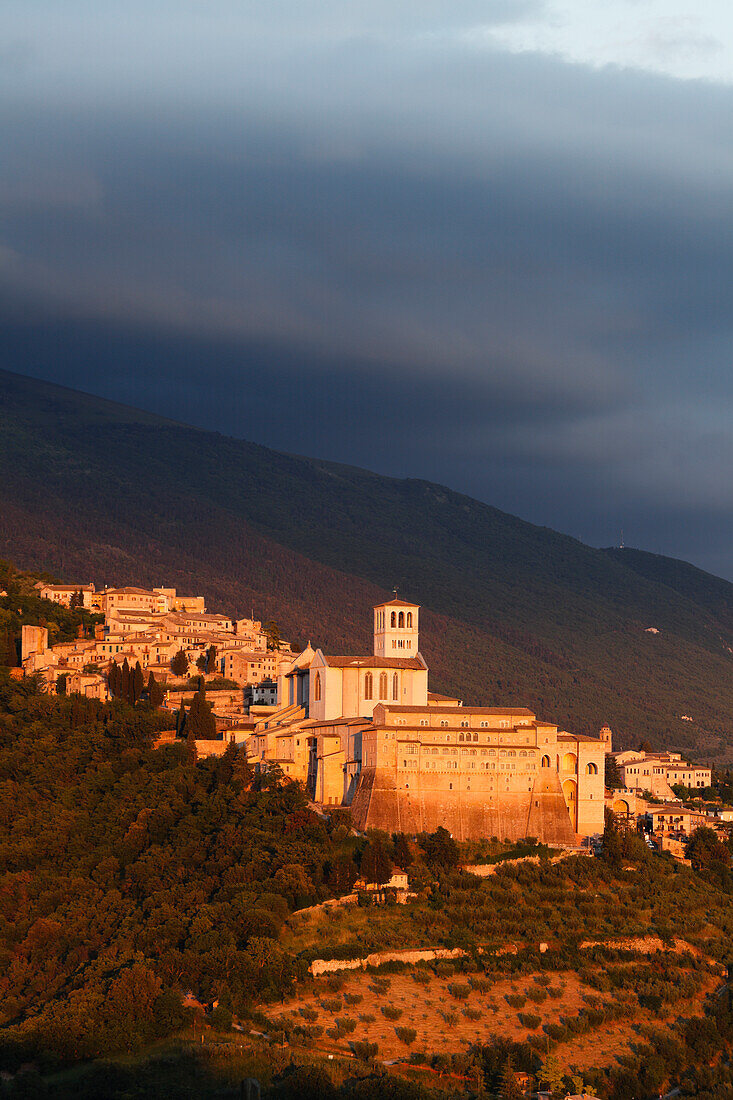Assisi with Basilica of San Francesco in the evening, Assisi, UNESCO World Heritage Site, St. Francis of Assisi, Via Francigena di San Francesco, St. Francis Way, Assisi, province of Perugia, Umbria, Italy, Europe