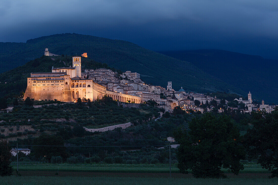 Assisi mit Basilika San Francesco im Abendlicht, UNESCO Weltkulturerbe, Franziskus von Assisi, Via Francigena di San Francesco, Franziskusweg, Assisi, Provinz Perugia, Umbrien, Italien, Europa