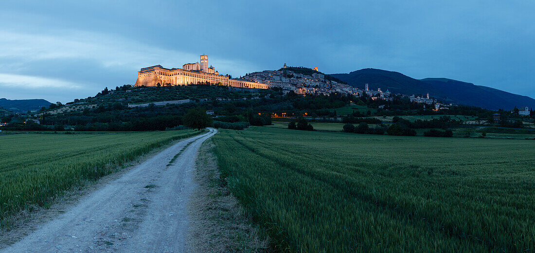 Assisi with Basilica of San Francesco d Assisi in the evening light, UNESCO World Heritage Site, St. Francis of Assisi, Via Francigena di San Francesco, St. Francis Way, Assisi, province of Perugia, Umbria, Italy, Europe