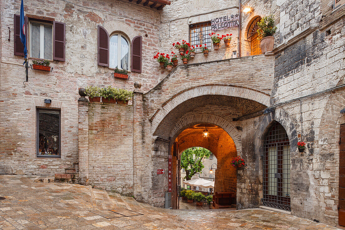 Hotel Palotta, Durchgang von Via de San Rufino zu Via Galeazzo Alessi, UNESCO Weltkulturerbe, Franziskus von Assisi, Via Francigena di San Francesco, Franziskusweg, Assisi, Provinz Perugia, Umbrien, Italien, Europa