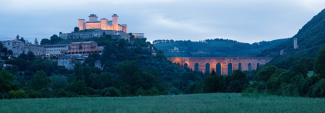 Rocca Albornoziana, Festung des Kardinals aus dem 14.Jhd., Museum und Ponte delle Torri, mittelalterliches Aquädukt aus dem 13.Jhd., Spoleto, Valle Umbra, Franziskus von Assisi, Via Francigena di San Francesco, Franziskusweg, Spoleto, Provinz Perugia, Umb