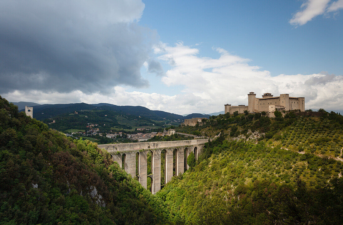 Ponte delle Torri, mittelalterliches Aquädukt aus dem 13.Jhd., und Rocca Albornoziana, Festung des Kardinals, 14.Jhd., Museum, Spoleto, Stadt, Valle Umbra, Franziskus von Assisi, Via Francigena di San Francesco, Franziskusweg, Provinz Perugia, Umbrien, It