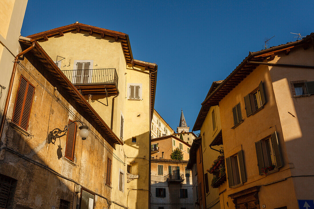 Gasse in der Altstadt, Spoleto, Turm des Duomo S. Maria Assunta, Dom, Valle Umbra, Franziskus von Assisi, Via Francigena di San Francesco, Franziskusweg, Spoleto, Provinz Perugia, Umbrien, Italien, Europa