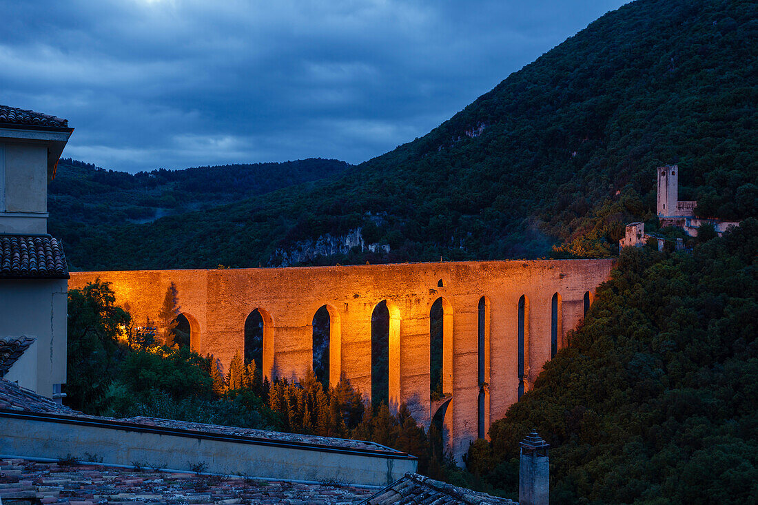 Ponte delle Torri, mittelalterliches Aquädukt, 13.Jhd., Wasserversorgung, Spoleto, Stadt, Valle Umbra, Franziskus von Assisi, Via Francigena di San Francesco, Franziskusweg, Provinz Perugia, Umbrien, Italien, Europa