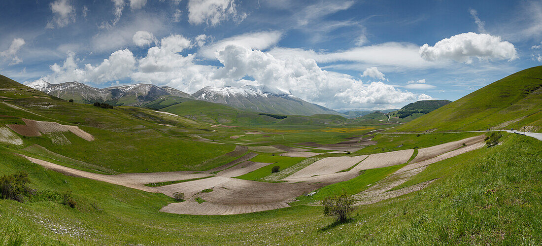 Piano Perduto, Hochebene, Wiesen im Frühling, Monte Vettore (2478m), Berg mit Schnee, Castelluccio, Dorf, Monti Sibillini, Sibillynische Berge, Apennin, Gebirge, bei Norcia, Provinz Perugia, Umbrien, Italien, Europa