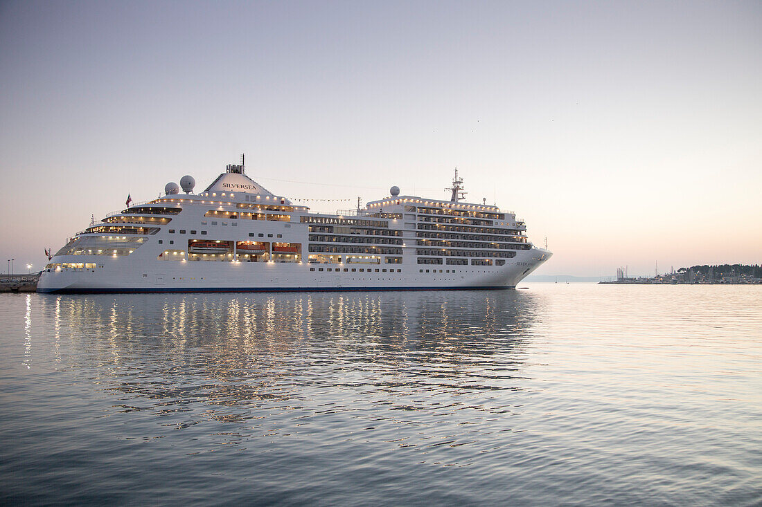 Kreuzfahrtschiff MV Silver Spirit, Silversea Cruises, an der Pier, Split, Dalmatien, Kroatien, Europa