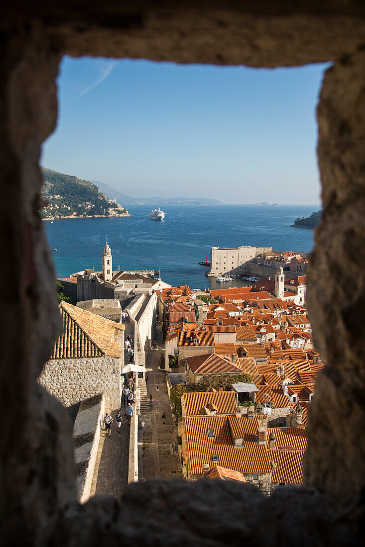 Blick durch Fensteröffnung des Minceta Turm an der Stadtmauer auf die Altstadt mit Kreuzfahrtschiff MV Silver Spirit, Silversea Cruises, auf Reede im Hafen, Dubrovnik, Dalmatien, Kroatien, Europa