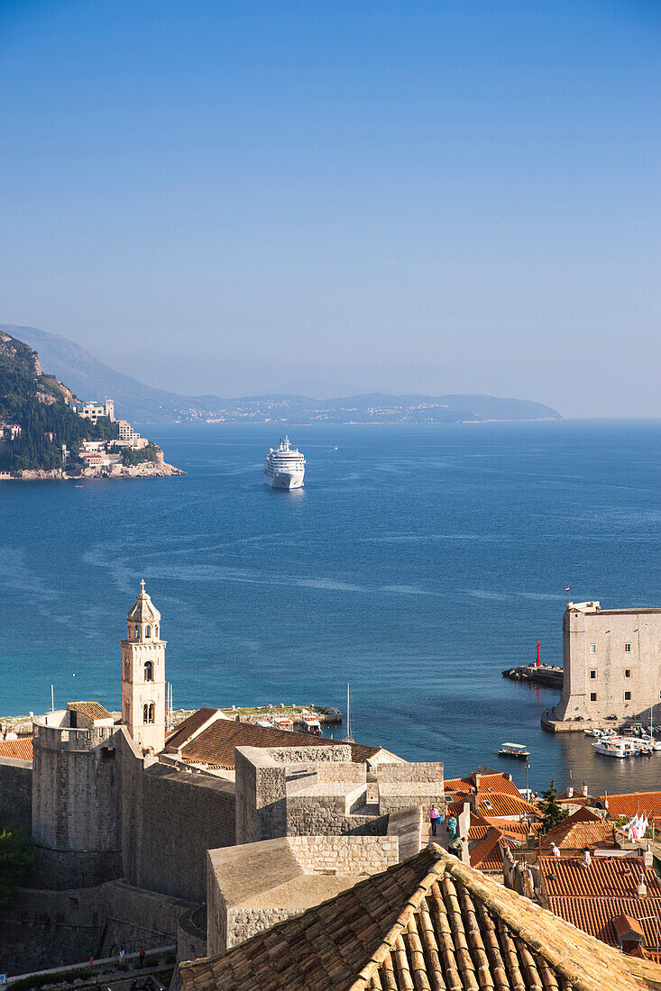 Blick vom Minceta Turm an der Stadtmauer auf die Dächer der Altstadt mit Kirchturm und Kreuzfahrtschiff MV Silver Spirit, Silversea Cruises, auf Reede im Hafen, Dubrovnik, Dalmatien, Kroatien, Europa
