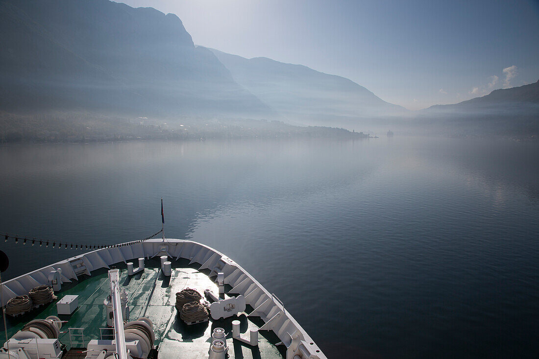 Bug von Kreuzfahrtschiff MS Deutschland, Reederei Peter Deilmann, an einem nebligen Morgen im Kotor Fjord, Kotor, Montenegro, Europa