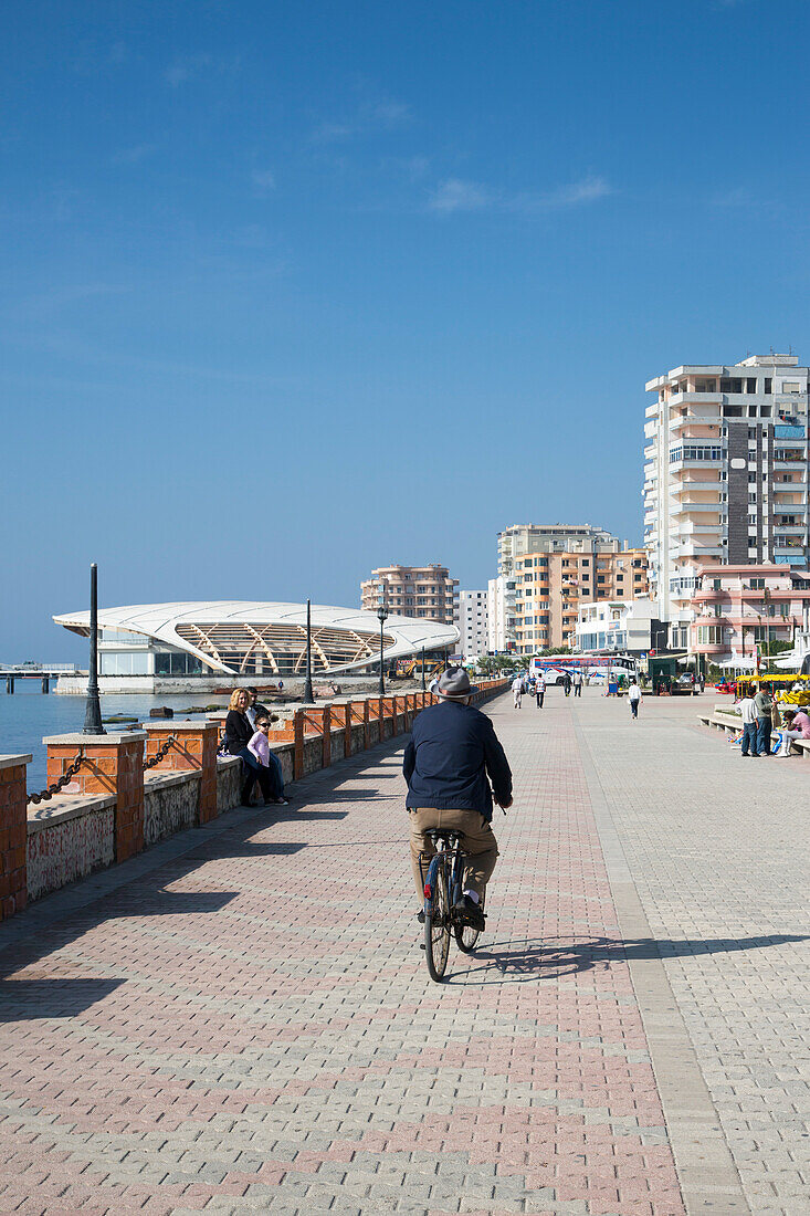 Mann fährt Fahrrad entlang der Strandpromenade, Dürres, Albanien, Europa