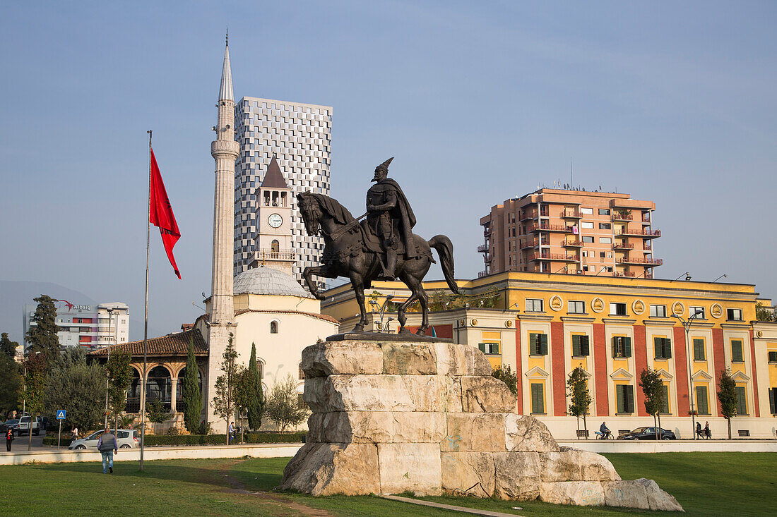 Reiterstandbild zu Ehren von Fürst Skanderbeg am Skanderbeg-Platz, Tirana, Albanien, Europa