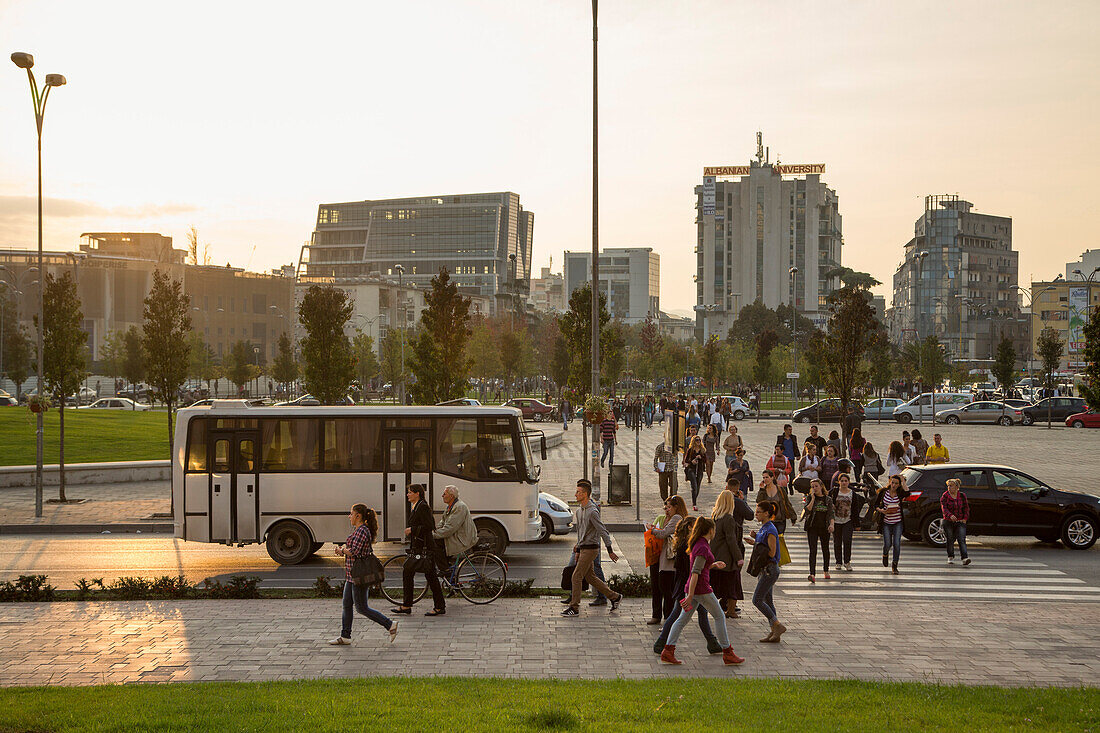 Fußgänger und Straßenverkehr am Skanderbeg-Platz am späten Nachmittag, Tirana, Albanien, Europa