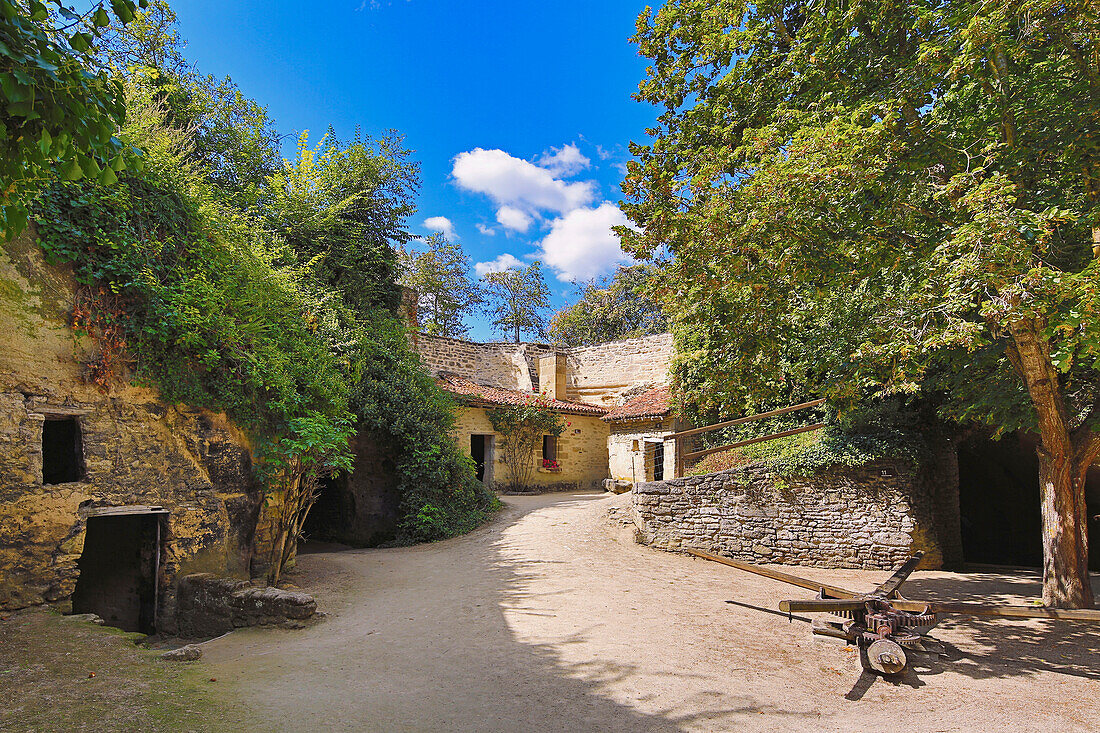 Village Troglodyte with dwellings at Rochemenier near Doue-la-Fontaine, Dept. Maine-et-Loire, Region Pays de la Loire, France, Europe