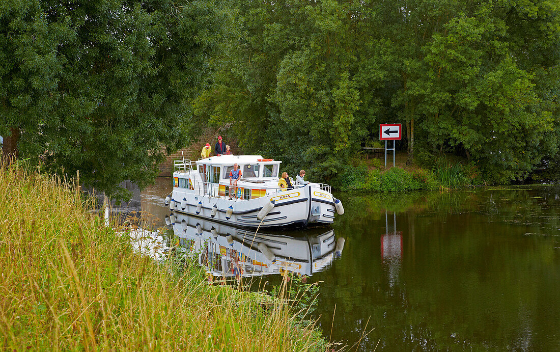 Houseboat on the river Mayenne near lock 44 Sautret, Dept. Maine-et-Loire, Region Pays de la Loire, France, Europe