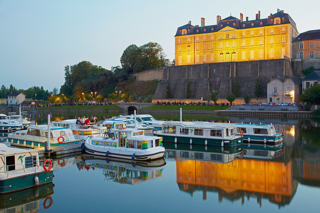 Blick auf Schloß und Hafen, Sablé-sur-Sarthe, Dept. Sarthe, Region Pays de la Loire, Frankreich, Europa