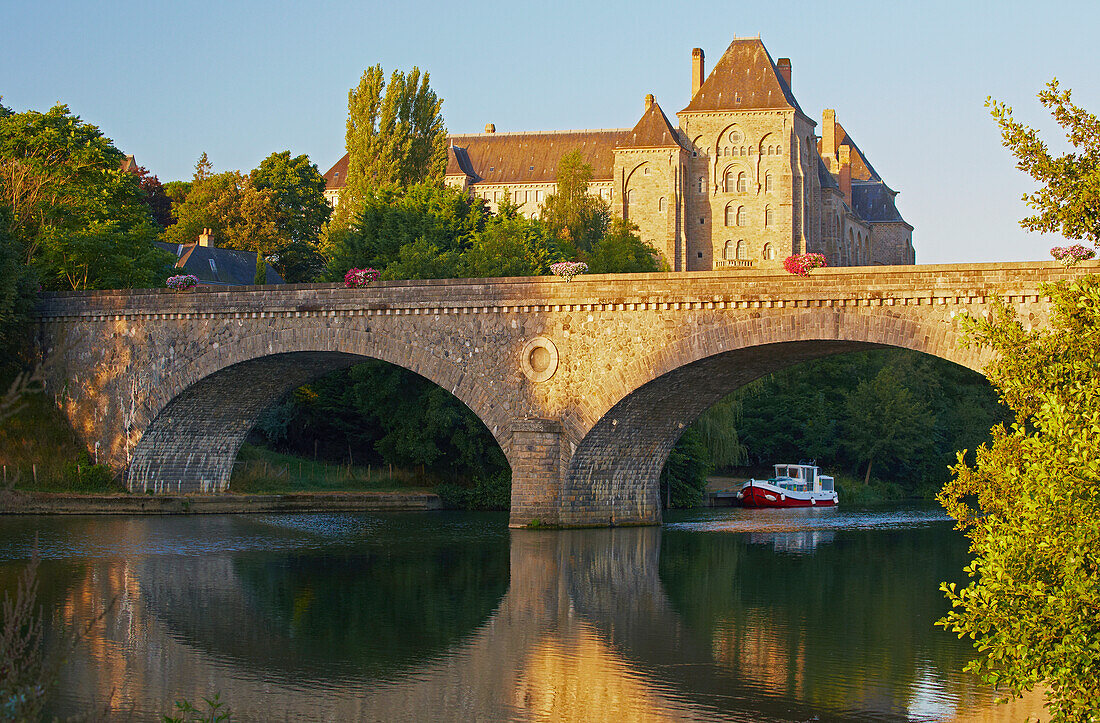 View of bridge and Abbaye Saint-Pierre-de-Solesmes, Solesmes, Houseboat on the river Sarthe, Dept. Sarthe, Region Pays de la Loire, France, Europe