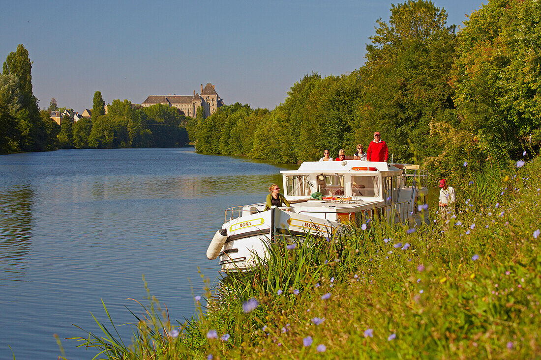 Hausboot auf der Sarthe vor Schleuse Nr.13 Juigné, Kloster Abbaye Saint-Pierre-de-Solesmes, Dept. Sarthe, Region Pays de la Loire, Frankreich, Europa